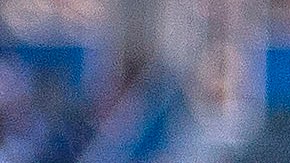 Omar Bravo festeja su gol  con 'La Chofis' López, que falló un penal en el partido.