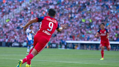 Omar Bravo festeja su gol con 'La Chofis' López, que falló un penal en el partido.