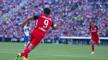Omar Bravo festeja su gol  con 'La Chofis' López, que falló un penal en el partido.