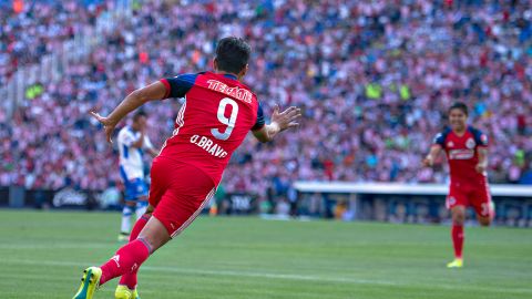 Omar Bravo festeja su gol con 'La Chofis' López, que falló un penal en el partido.