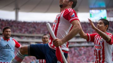 Jair Pereira celebra eufórico su gol de último minuto para que Chivas derrotara al Atlas en el clásico tapatío.