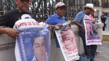 Esta semana los padres de los estudiantes desaparecidos se encadenaron durante 43 horas a la Secretaría de Gobernación.