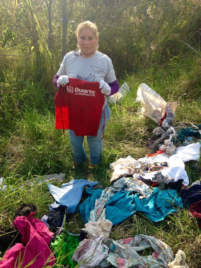 Prendas abandonadas de ropa y de mujer y con rastros de sangre también encontrados por los brigadistas. 