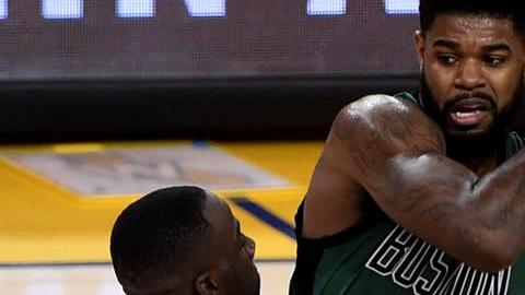 Amir Johnson y Draymond Green