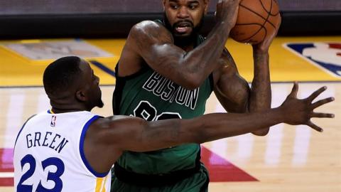 Amir Johnson y Draymond Green
