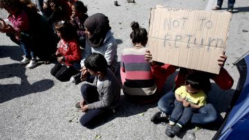 Refugiados se manifiestan para reclamar la apertura de fronteras, cerca de Idomeni, en la frontera entre Grecia y Macedonia