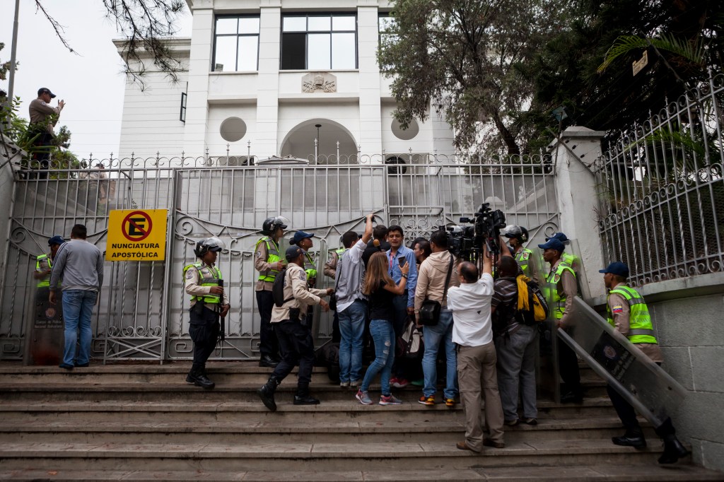 Un grupo de familiares de políticos venezolanos presos se encadenó hoy frente a la sede de la Nunciatura Apostólica en Caracas, en apoyo a la Ley de Amnistía aprobada la semana pasada por la mayoría opositora que controla el Parlamento.