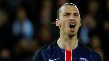 Ibrahimovic se lamenta tras fallar.
