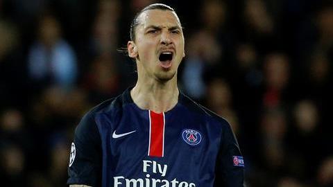 Ibrahimovic se lamenta tras fallar.