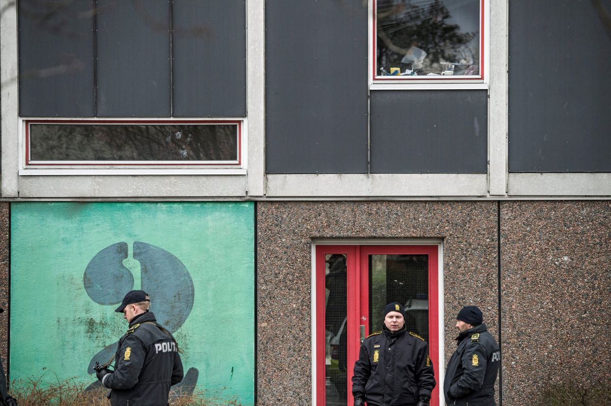 Los cuatro detenidos serán puestos mañana a disposición judicial acusados de un presunto delito de terrorismo al integrarse en un grupo terrorista en el extranjero, penado con hasta seis años de cárcel en la legislación danesa.