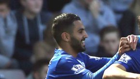 Jamie Vardy festeja con sus compañeros su doblete ante el Sunderland. Leicester se acerca cada vez más al campeonato en la Premier League.