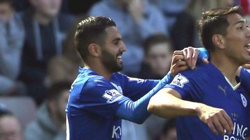 Jamie Vardy festeja con sus compañeros su doblete ante el Sunderland. Leicester se acerca cada vez más al campeonato en la Premier League.