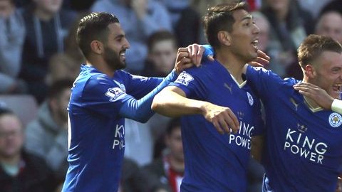 Jamie Vardy festeja con sus compañeros su doblete ante el Sunderland. Leicester se acerca cada vez más al campeonato en la Premier League.