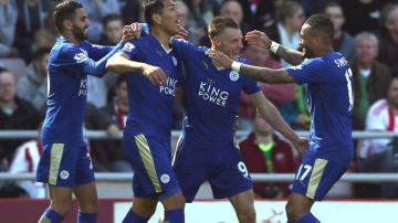 Jamie Vardy festeja con sus compañeros su doblete ante el Sunderland. Leicester se acerca cada vez más al campeonato en la Premier League.