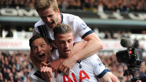 Toby Alderweireld del Tottenham Hotspur celebra su gol ante el Manchester United.