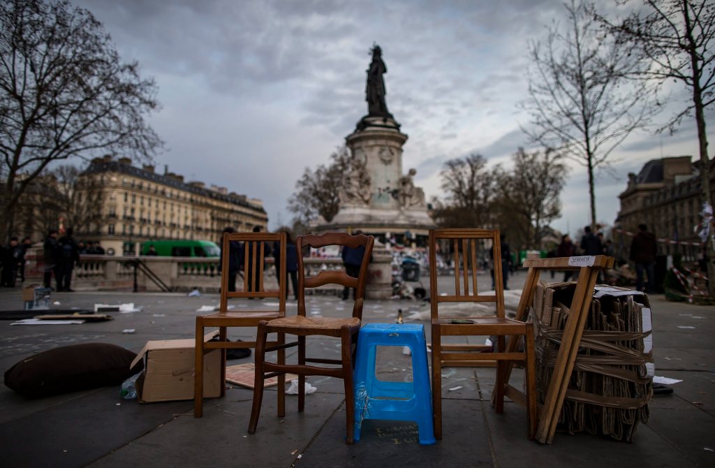 Empleados municipales limpian la Plaza de la República en París.