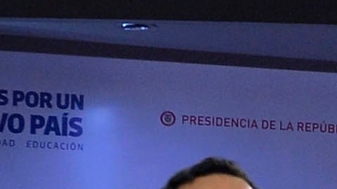 El mandatario colombiano, Juan Manuel Santos (c), habla junto a un grupo de ministros y autoridades militares hoy, lunes 11 de abril de 2016, en Bogotá (Colombia). Santos anunció hoy que su Gobierno redoblará el combate contra las bandas criminales, lo que incluye el refuerzo del Bloque de Búsqueda para capturar al líder del Clan Úsuga, Dairo Antonio Úsuga David, alias "Otoniel", por quien duplicó la recompensa ofrecida.