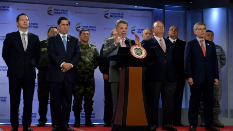 El mandatario colombiano, Juan Manuel Santos (c), habla junto a un grupo de ministros y autoridades militares hoy, lunes 11 de abril de 2016, en Bogotá (Colombia). Santos anunció hoy que su Gobierno redoblará el combate contra las bandas criminales, lo que incluye el refuerzo del Bloque de Búsqueda para capturar al líder del Clan Úsuga, Dairo Antonio Úsuga David, alias "Otoniel", por quien duplicó la recompensa ofrecida.