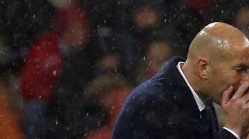 "Cristiano, pedazo de gol acabas de hacer, hasta rompí mis pantalones!" parece decirle Zidane a 'CR7'.