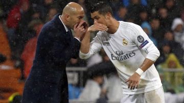"Cristiano, pedazo de gol acabas de hacer, hasta rompí mis pantalones!" parece decirle Zidane a 'CR7'.