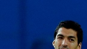 "Pero si ni te toqué" parece decir Suárez a Godín.