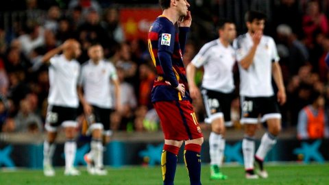 Messi anotó pero no pudo evitar la derrota del Barcelona con el Valencia.