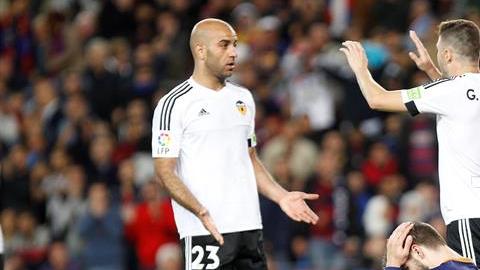 Tras el fallo, Gerard Piqué se llevó las manos al rostro de la vergüenza.