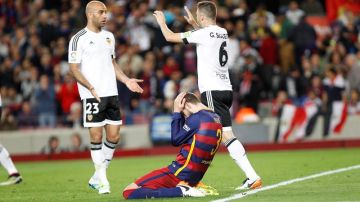 Tras el fallo, Gerard Piqué se llevó las manos al rostro de la vergüenza.
