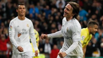 Luka Modric festeja su gol al Villarreal ante la mirada de Cristiano.