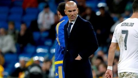 Cristiano se fue de la cancha del Bernabéu sin decir nada y sin mirar a nadie.
