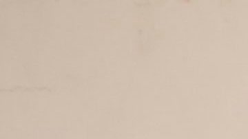 Ramesh, un superviviente del terremoto que azotó Nepal el 25 de abril de 2015, consultando su teléfono en Katmandú, Nepal.