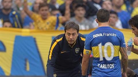 Fernando Gago yace en el pasto, lesionado en el Boca vs. River.