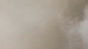 Pilas de colmillos de elefantes confiscados a cazadores furtivos arden en  Kenia.