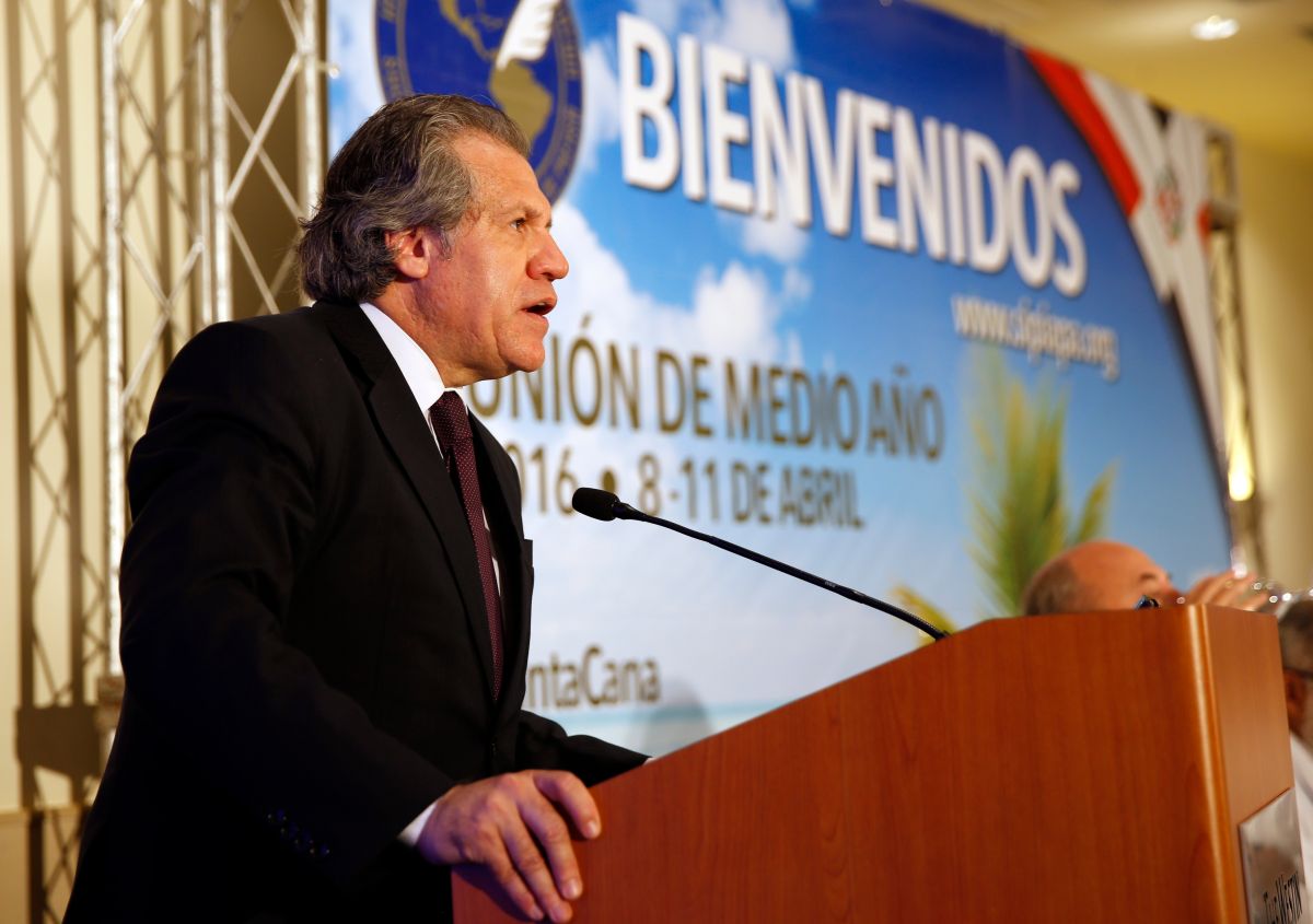 El secretario general de la Organización de Estados Americanos , Luis Almagro, durante la inauguración oficial de la asamblea de medio año de la Sociedad Interamericana de Prensa.