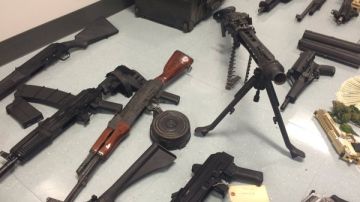 Drogas, dinero en efectivo y armas, incluyendo un AK-47 y una ametralladora, fueron consficadas durante el cateo en tres lugares de la ciudad. /LAPD