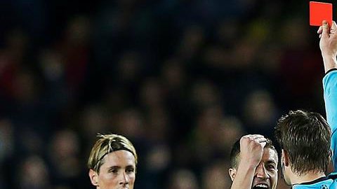 El Atlético recibió 8 tarjetas amarillas en su visita al Camp Nou.
