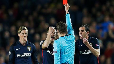 El Atlético recibió 8 tarjetas amarillas en su visita al Camp Nou.