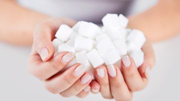 La mayoría de las personas consumen aproximadamente 22 cucharaditas de azúcar al día cuando lo indicado es de 6 a 9.