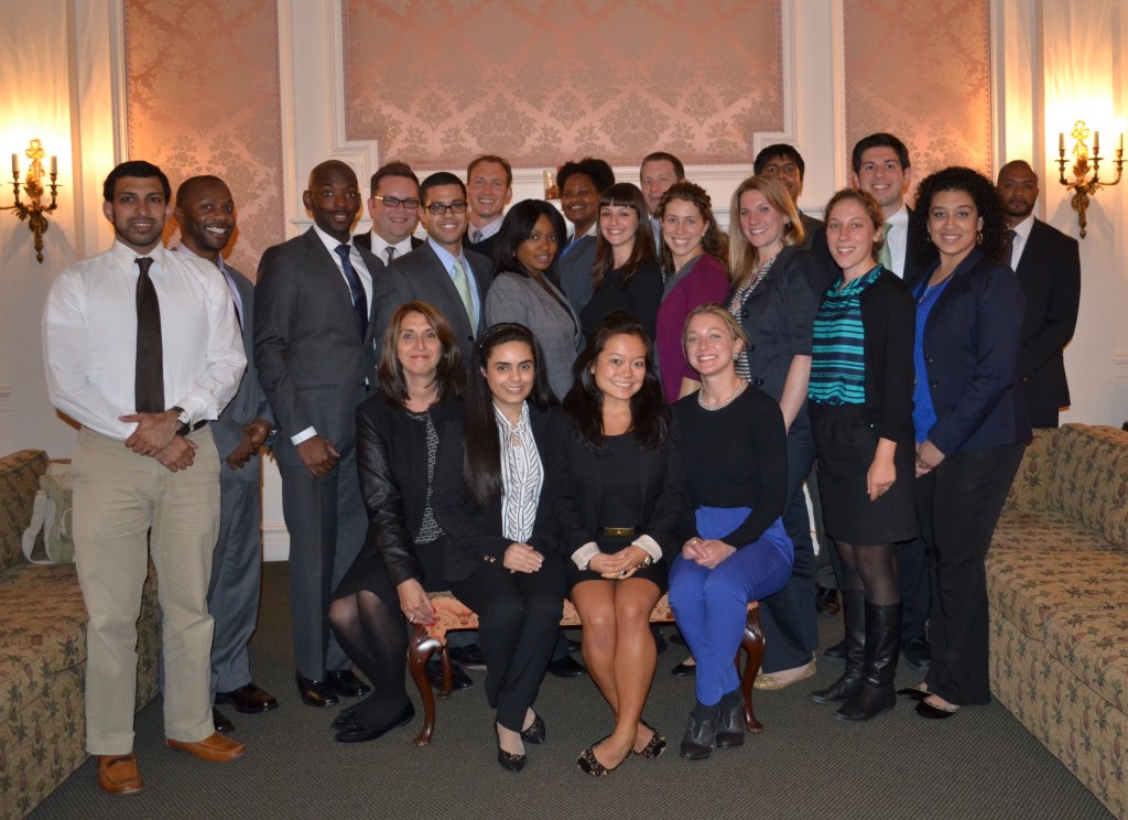  Laura González-Murphy (sentada a la izq.) junto a su clase de Empire State Fellows en 2013. 