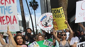 Un grupo de partidarios de Bernie Sanders protestó contra CNN en Hollywood hace dos semanas, reclamando lo que calificaron como el "eclipse" de cobertura sobre su candidato en la cadena noticiosa.