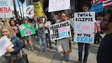 Un grupo de partidarios de Bernie Sanders protestó contra CNN en Hollywood hace dos semanas, reclamando lo que calificaron como el "eclipse" de cobertura sobre su candidato en la cadena noticiosa.