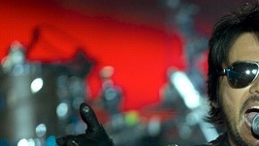 Al intérprete Beto Cuevas le parece que las reacciones de las masas, incluso las más violentas, tienen su origen en las malas decisiones de la clase dirigente.