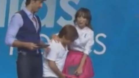 A modo de supuesta broma, se acercaron y dijeron que su ropa interior se reflejaba en el piso, por lo que intentaron levantarle la falda.