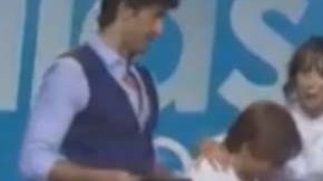 A modo de supuesta broma, se acercaron y dijeron que su ropa interior se reflejaba en el piso, por lo que intentaron levantarle la falda.