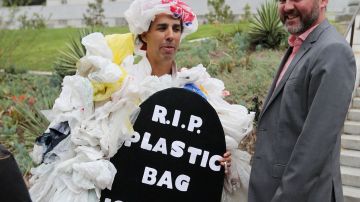 Un hombre celebra en 2014 la creación de la ley que prohibe las bolsas plásticas en supermercados de Los Ángeles.