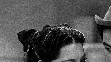 El comediante Mario Moreno "Cantinflas" en el rodaje de una película en México probablemente en 1940.