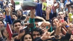 Allá a donde van, los "youtubers" tienen un recibimiento digno de las mejores estrellas del rock. "El Rubius" en su llegada a Colombia.