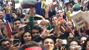 Allá a donde van, los "youtubers" tienen un recibimiento digno de las mejores estrellas del rock. "El Rubius" en su llegada a Colombia.