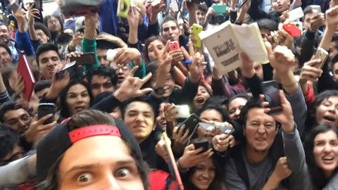 Allá a donde van, los "youtubers" tienen un recibimiento digno de las mejores estrellas del rock. "El Rubius" en su llegada a Colombia.