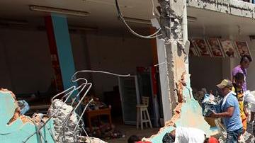 Siguen las tareas de rescate tras fuerte terremoto en Ecuador.